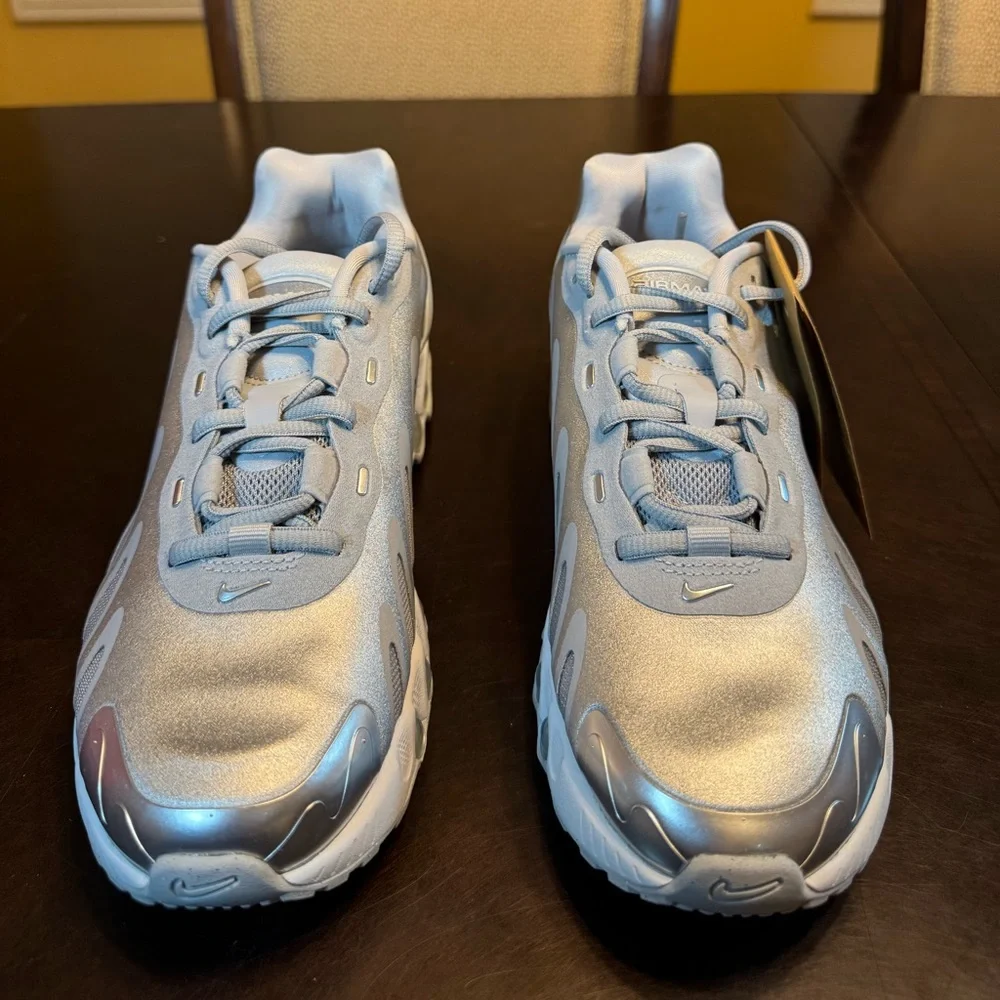 New Nike Air Max DN8 Metallic Silver Sneaker Shoes Size US 7 W / 5.5 M
